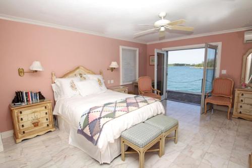 - une chambre avec un grand lit et un balcon dans l'établissement Watercolours, à Mount Pleasant