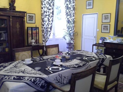 ein Esszimmer mit einem Tisch und einem Fenster in der Unterkunft Le Logis De Ruelle in Ruelle-sur-Touvre