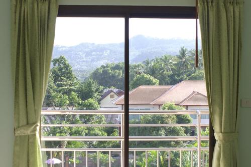 Pemandangan gunung umum atau pemandangan gunung yang diambil dari hotel