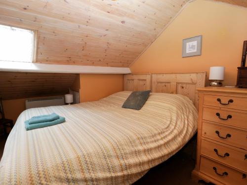ステイスにあるWaycot Cottageの木製の天井が特徴のベッドルーム1室(ベッド1台付)