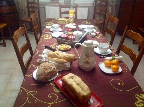 una mesa con un mantel con comida. en Flopre, en Flocourt