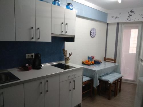 A kitchen or kitchenette at Apartamento Ezkubenea