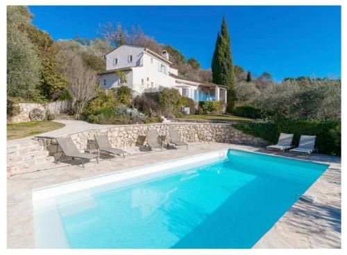 une maison avec une piscine devant une maison dans l'établissement Mas Saint Antoine, à Mouans-Sartoux