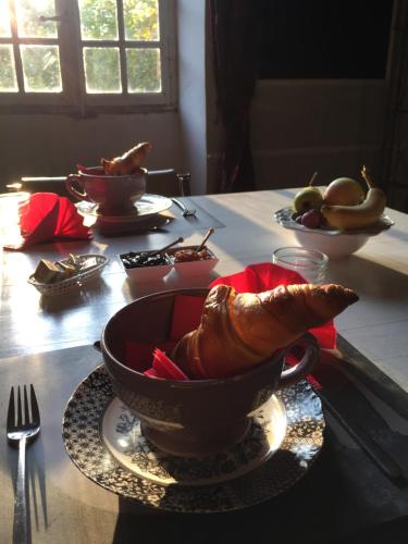 - une table avec un bol de nourriture dans l'établissement La Manufacture Royale 1739, à Montolieu