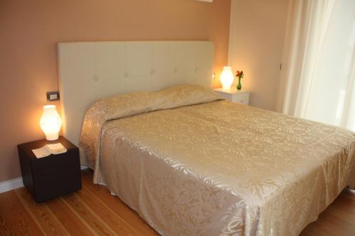 a bedroom with a bed with two lamps on it at Locanda ai Capitelli snc di fiumicetti andrea in Soave