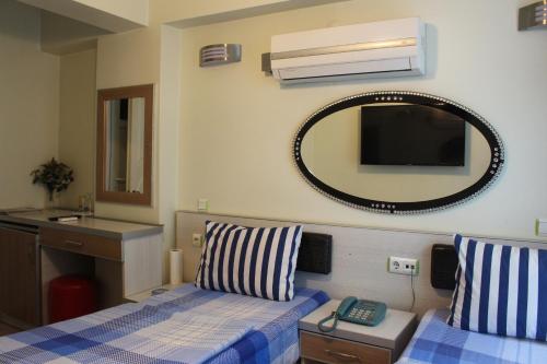 1 dormitorio con cama, espejo y lavamanos en Invivo Hotel, en Izmir