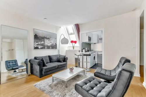 un salon avec deux canapés et une table dans l'établissement Love Nest in Saint-Michel, à Paris