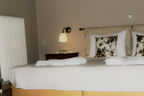 sypialnia z łóżkiem z 2 poduszkami i lampką w obiekcie Mirthios Felicity Apartment w mieście Plakias