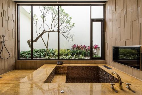 a large bathroom with a bath tub with a large window at Green Palm Motel in Yuanlin