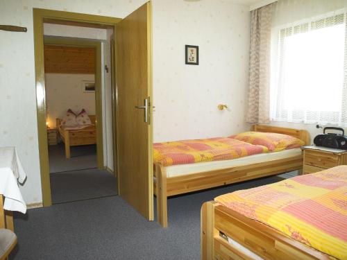 Giường trong phòng chung tại Haus Kloibhofer