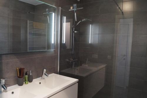 Et badeværelse på Villa Jalina Sailors Beach