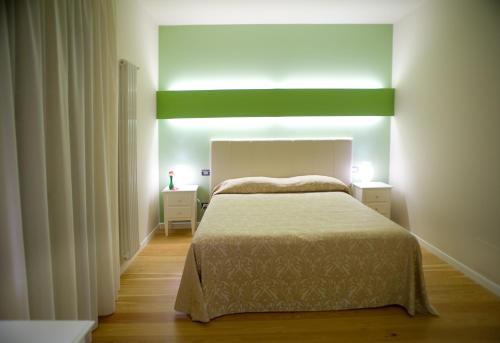 a bedroom with a bed with a green ceiling at Locanda ai Capitelli in Soave