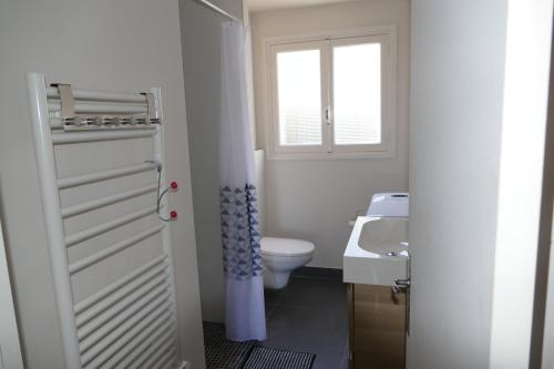 een badkamer met een toilet en een raam bij Villa Heliomar in Cavalaire-sur-Mer