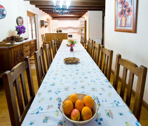 Casa Aldekotxeberria في Ziga: غرفة طعام مع طاولة مع وعاء من الفواكه