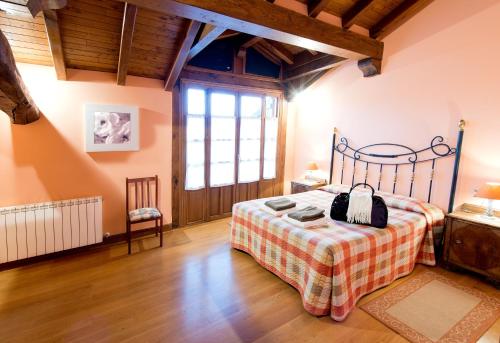 1 dormitorio con cama y ventana en Casa Aldekotxeberria, en Ziga
