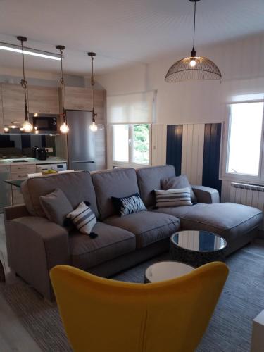 - un salon avec un canapé et une table dans l'établissement Elan Apartment, à Elantxobe