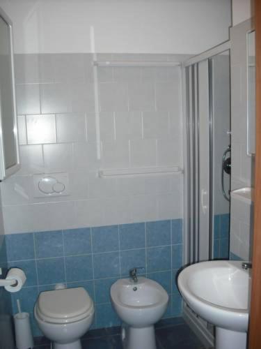 a bathroom with a toilet and a sink at SAMARCANDA camere e appartamenti in Porto Cesareo