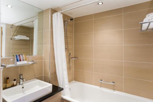 Koupelna v ubytování Leopold Hotel