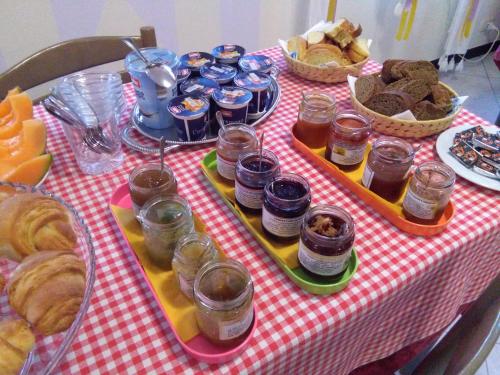 een tafel met een rood en wit geruit tafelkleed bij Agriturismo Il Sogno in Lorsica