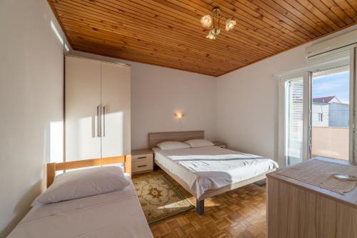 Postel nebo postele na pokoji v ubytování Apartments Jakovčev