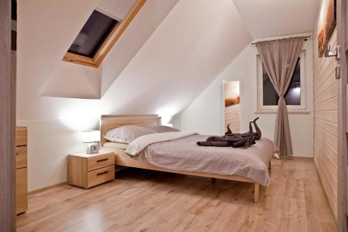 מיטה או מיטות בחדר ב-Leśna Przystań