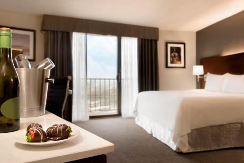 Postel nebo postele na pokoji v ubytování Radisson Hotel Cincinnati Riverfront