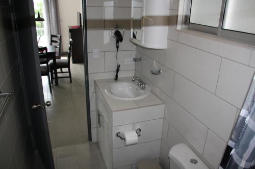 Et badeværelse på Apartamentos La Alborada Airport SJO