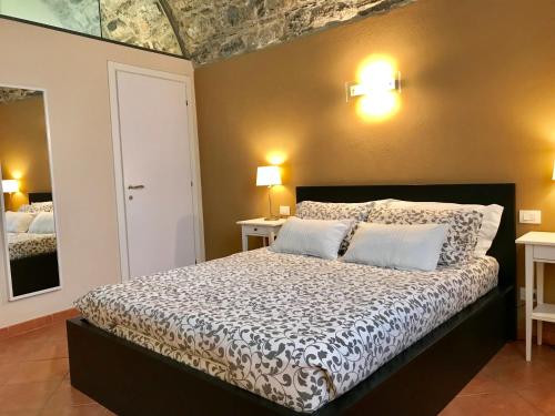 ein Schlafzimmer mit einem großen Bett mit zwei Kissen in der Unterkunft La Casa di Andrea - by MyHomeInComo in Como