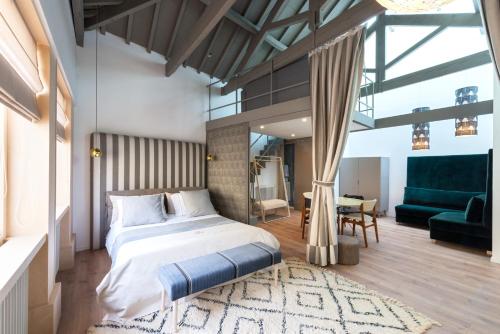 Postel nebo postele na pokoji v ubytování Charm Palace Porto