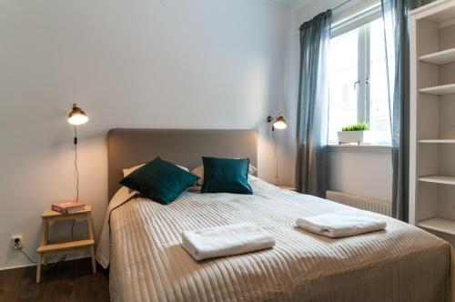 - une chambre avec un lit et 2 serviettes dans l'établissement Cozy Studio, à Uppsala
