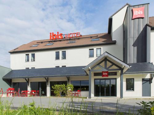 
a restaurant with a sign on the side of the building at Ibis Wavre Brussels East in Wavre
