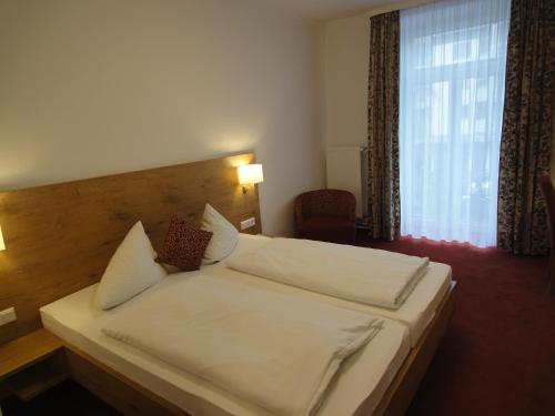 Postel nebo postele na pokoji v ubytování Hotel Krone