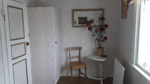 Habitación con silla, mesa y espejo. en Lottas Rum, en Smedjebacken