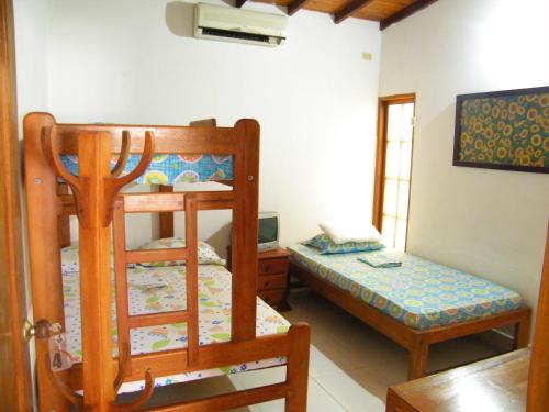 Un dormitorio con dos literas y una cama. en Hotel Villa del Mar Coveñas, en Coveñas