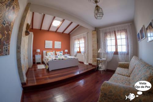 - un salon avec un lit et un canapé dans l'établissement La Dama del Mar, à Telde