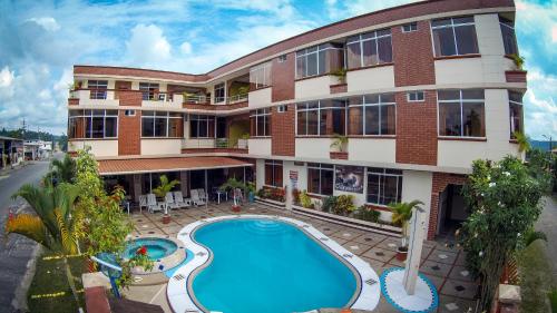 ein Apartmenthaus mit einem Pool davor in der Unterkunft Hotel Palmar del Río Premium in Archidona