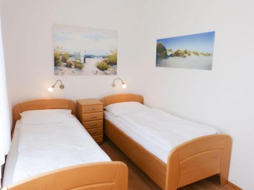 dwa łóżka siedzące obok siebie w pokoju w obiekcie Haus Therese *FeWo 7* w mieście Wittdün