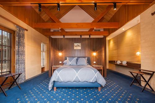 a bedroom with a bed in a room with wooden ceilings at Ballaratprimavera in Ballarat