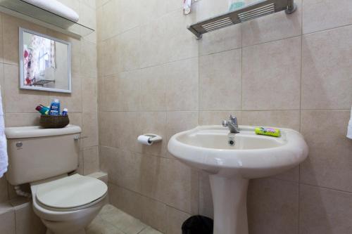 Bilik mandi di smithy's eco-apartment