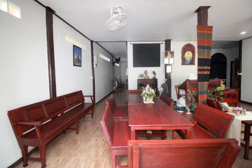 ein Esszimmer mit einem Tisch und Bänken in der Unterkunft OB ARUN House in Bangkok