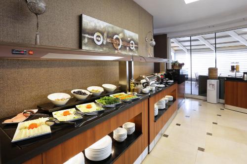 コジャエリにあるBalturk House Hotelのレストランで食べ物が並べられたビュッフェライン