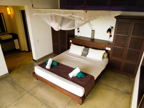 Una cama o camas en una habitación de Little Tamarind