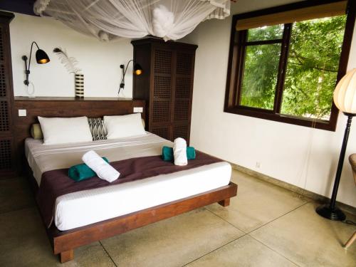 Una cama o camas en una habitación de Little Tamarind