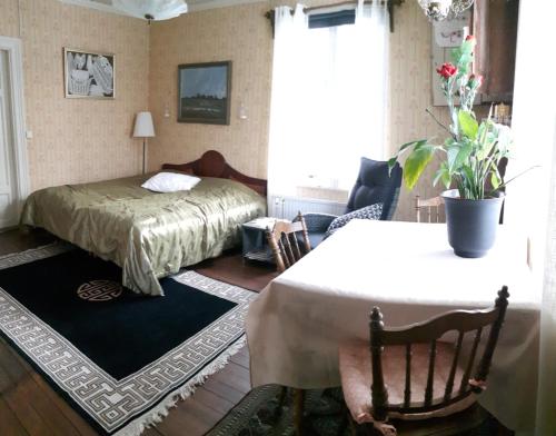 a bedroom with a bed and a table in a room at Lottas Rum in Smedjebacken