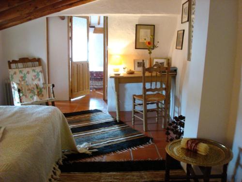モンテハケにあるPuerta Verdeのベッドルーム1室(ベッド1台、テーブル、椅子付)