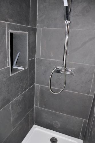 une douche avec pommeau de douche dans une salle de bain dans l'établissement Rouge Pompon, à Mèze