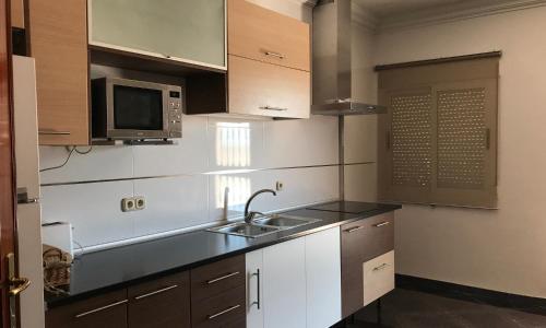 a kitchen with a sink and a microwave at Mirador Tierra de Frontera in Alcalá la Real
