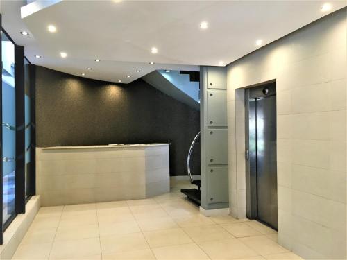 un pasillo con ascensor en un edificio en 12 Palm Boulevard, en Durban