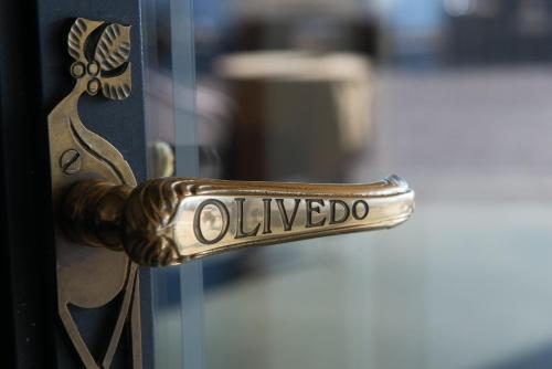a gold doorhandle to a glass door with the word unlocked at Hotel Olivedo in Varenna