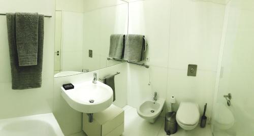 タヴィラにあるConvento das Bernardas Gの白いバスルーム(洗面台、トイレ付)